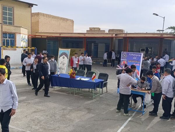 مسابقه «نجات تخم‌مرغ» در دبیرستان شهید بهشتی بهبهان