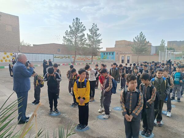 آغاز بازگشایی مدارس و شور و حال دانش آموزان دبستان شهید پسندیده فدافن در نخستین روز پاییز