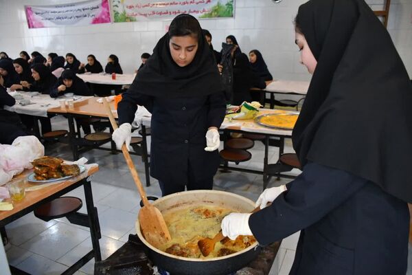 کارگاه طبخ آبزیان در دبیرستان میر فتح‌اله سید زنوزی شهر زنوز 