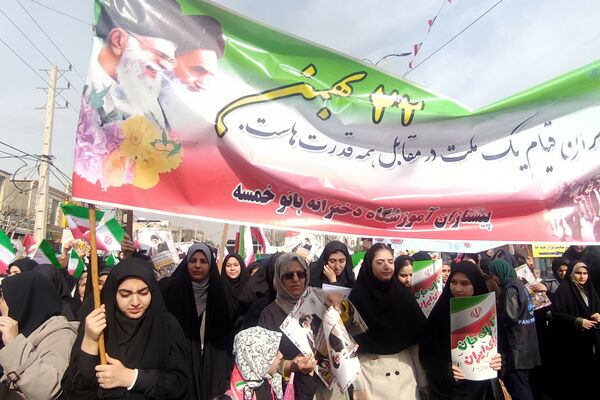 حضور دانش‌آموزان دبیرستان بانوخمسه در راهپیمایی22 بهمن رباط‌کریم 