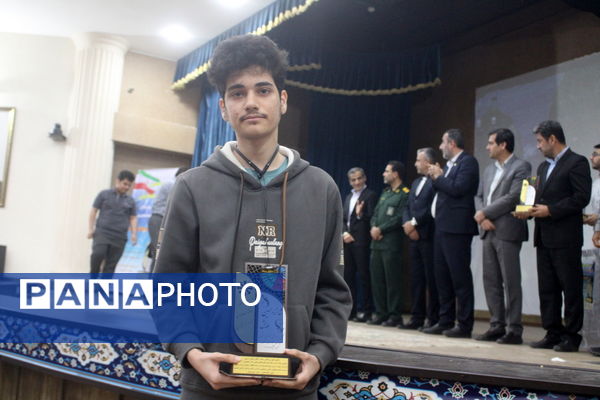 تجلیل از برگزیدگان دبیرستان شهید بهشتی شهرستان بوشهر (2)