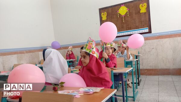 جشن شکوفه‌ها در دبستان سمیه منطقه خزل