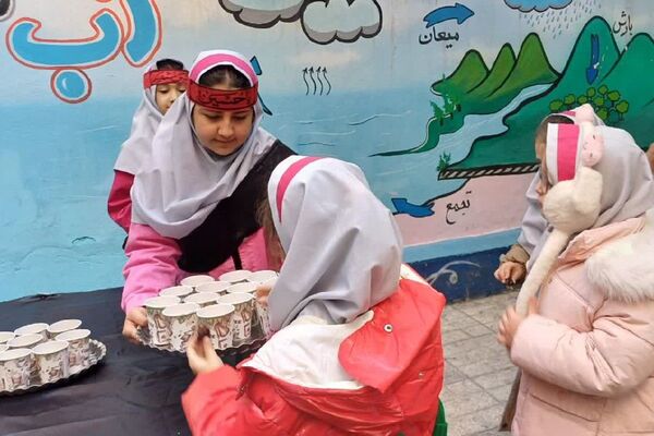 ایستگاه صلواتی در دبستان سارا، میزبان دل‌های کوچک در سوگ حضرت فاطمه(س) بود