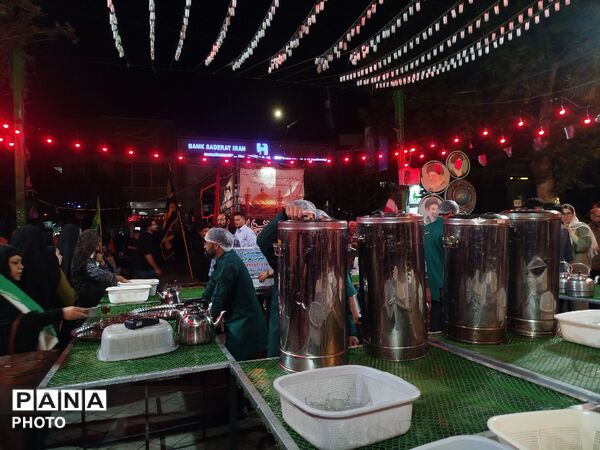 عطرِ خدمت در ضیافتِ شبانه؛ صد و پنجاه و ششمین شبِ میزبانی در چایخانه حضرت زهرا (س)