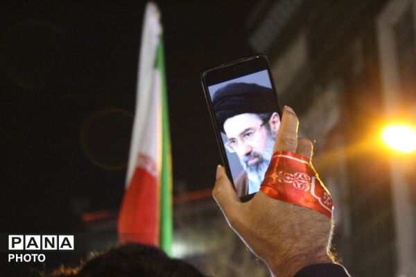 حضور دشمن‌شکن مردم کرج در بیست و نهمین روز از تجدید بیعت با رهبر معظم انقلاب 