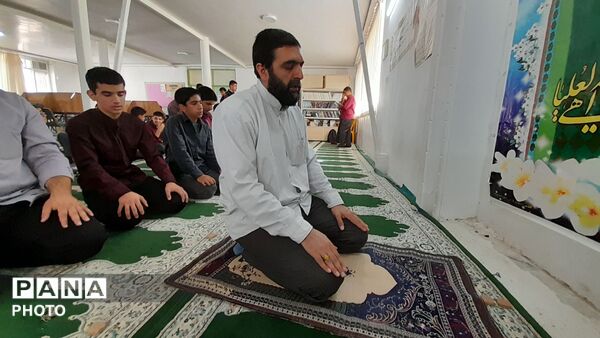 مراسم نماز جماعت دانش‌آموزان در دبیرستان میثاق