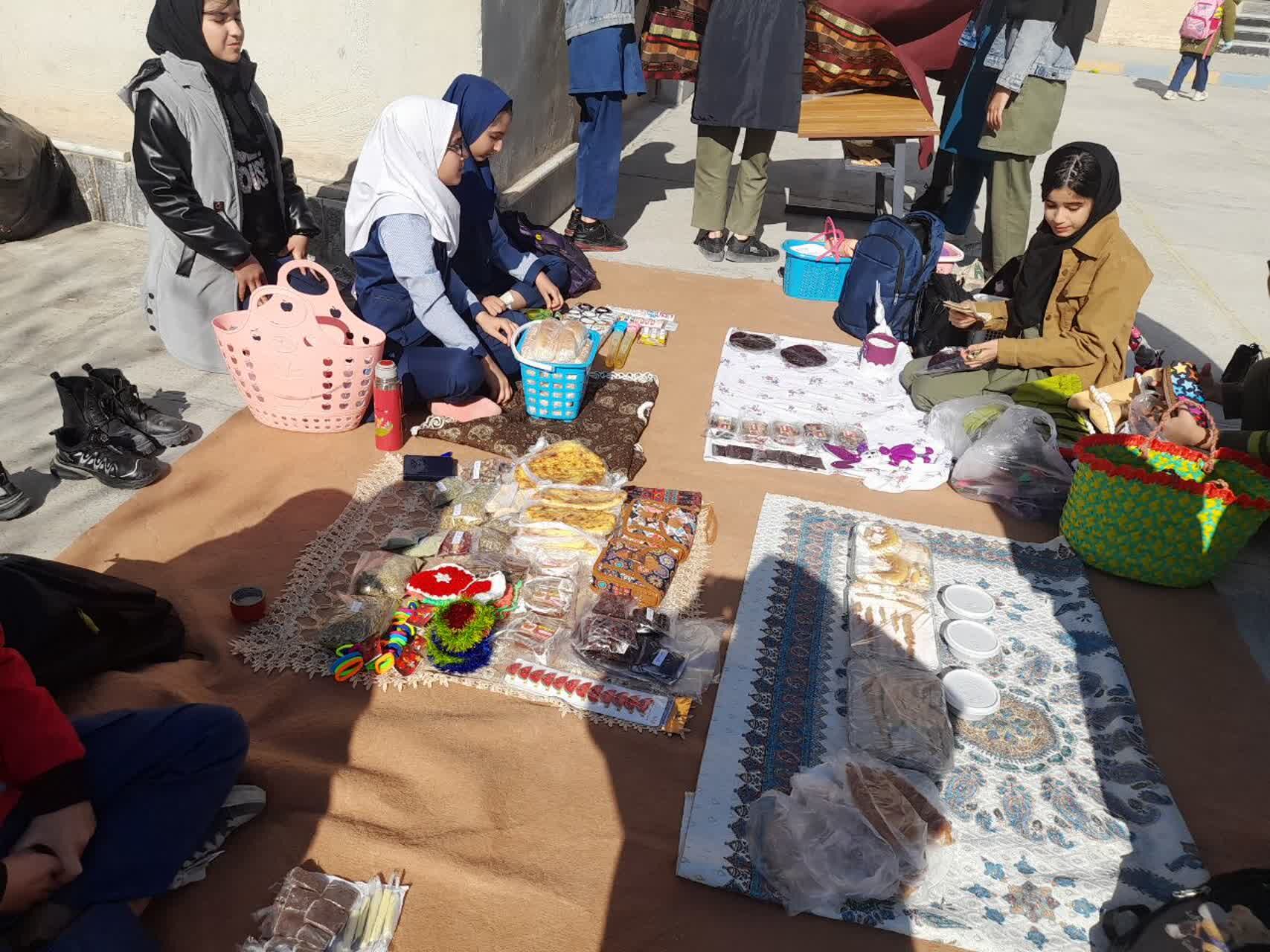 برپایی بازارچه مدرسه‌ای به‌مناسبت دهه فجر در آموزشگاه دخترانه شهید حسن زاده خانلق