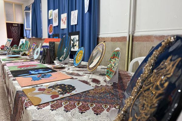 آیین افتتاحیه نمایشگاه هنری «ماها» در هنرستان شهید تاجیک بهارستان‌دو