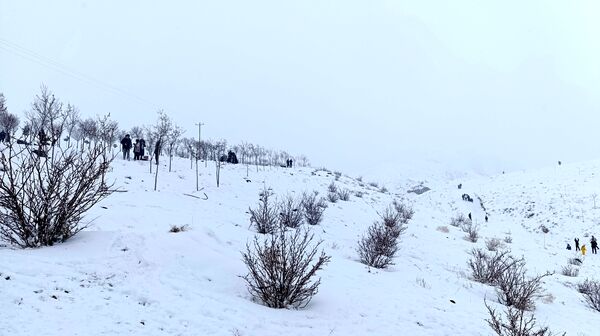  برف بازی مردم نیشابور در روستای برف ریز 