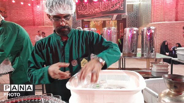 زحمات بی وقفه چایخانه حضرت زهرا(س)