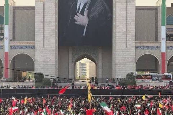 مصلی تهران در تسخیر موج همدلی؛ وداع باشکوه مردم با رهبر شهید