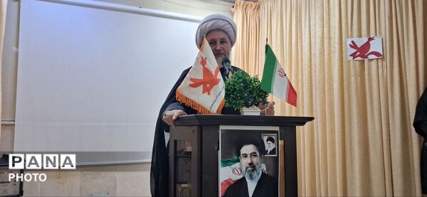 افتتاح نمایشگاه نقاشی  شهدای دانش آموز میناب مهربان
