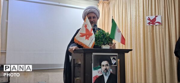 افتتاح نمایشگاه نقاشی  شهدای دانش آموز میناب مهربان