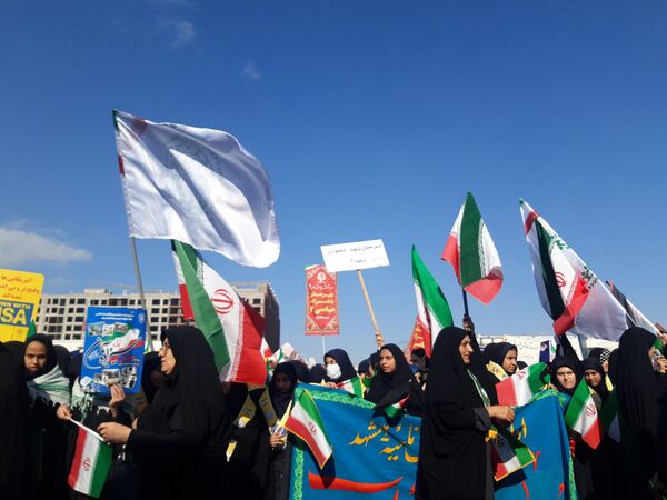 حضور پرشور دانش آموزان مشهد مقدس در راهپیمایی یوم‌الله ۱۳ آبان 