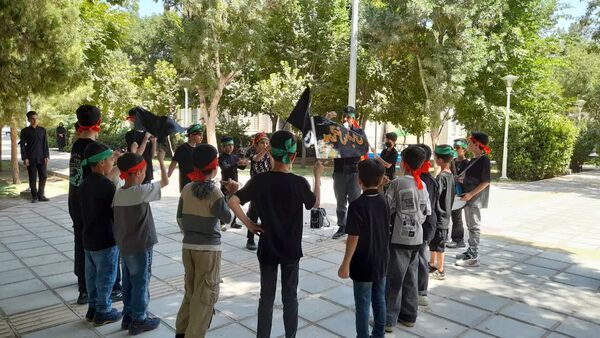 گردهمایی اعضای کانون پرورش فکری شماره 4 قم در جوار مزار شهید گمنام