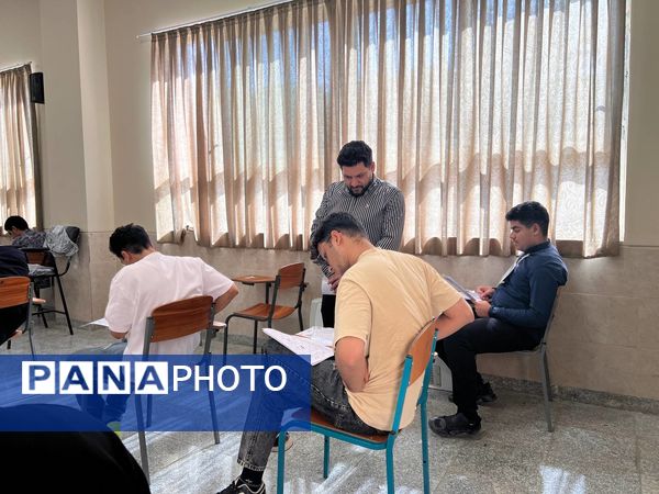 حال و هوای امتحانات نهایی در حوزه‌های دبیرستان‌های اصفهان