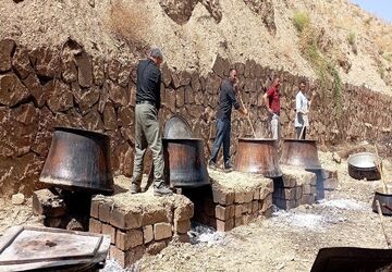 پخت حلیم در روز اربعین حسینی شهر بار نیشابور