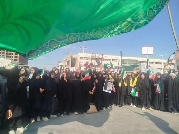 حضور پرشور دانش‌آموزان دبیرستان مهدی خدابنده در راهپیمایی ۱۳ آبان