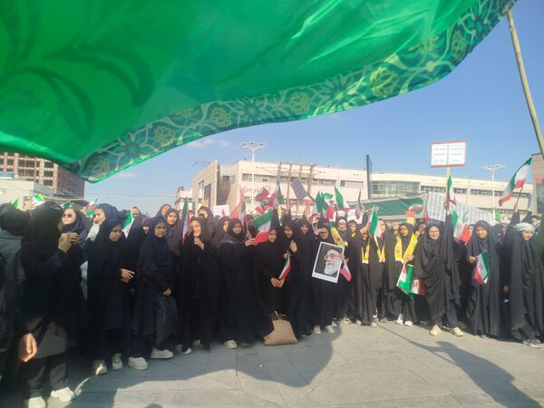 حضور پرشور دانش‌آموزان دبیرستان مهدی خدابنده در راهپیمایی ۱۳ آبان