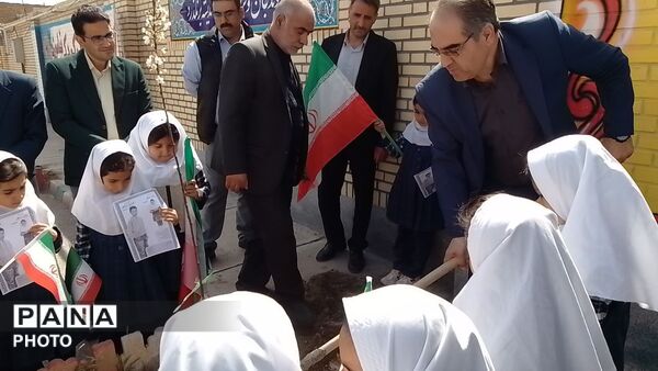 غرس نهال مثمر در کانون فرهنگی هنری شهید فهمیده مرند 