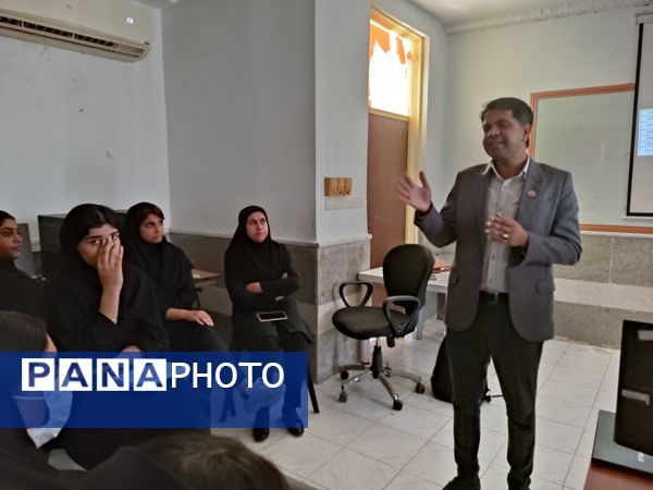 مشاوره کنکور برای دوازدهمی‌های زهرای مرضیه (س) با حضور مشاور کشوری