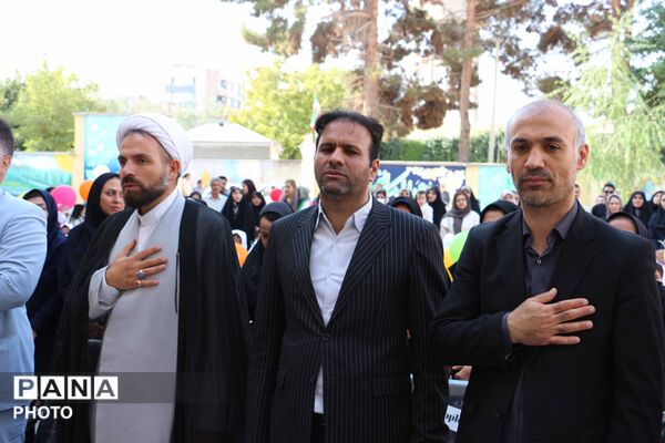 جشن شکوفه‌ها در بجنورد با نواخته‌شدن زنگ مهر و آغاز سال تحصیلی کلاس اولی‌ها