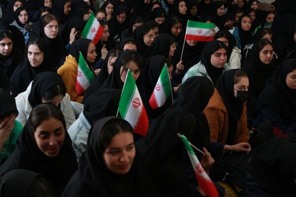 مراسم روز دانش‌آموز و هفته بسیج دانش‌آموزی در مدرسه بنت‌الهدی بهارستان۲