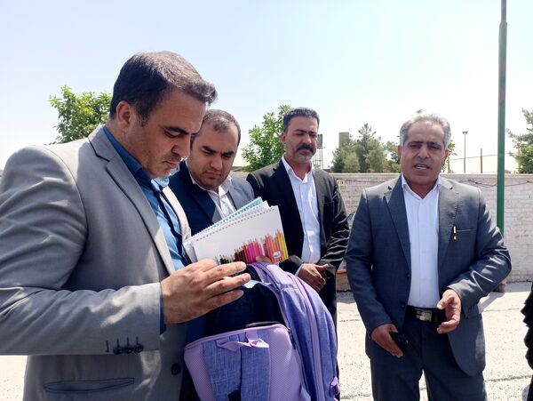 توزیع ٥٠٠ بسته کیف و لوازم التحریر میان دانش‌آموزان نیازمند در آموزش و پرورش ناحیه 3 شیراز