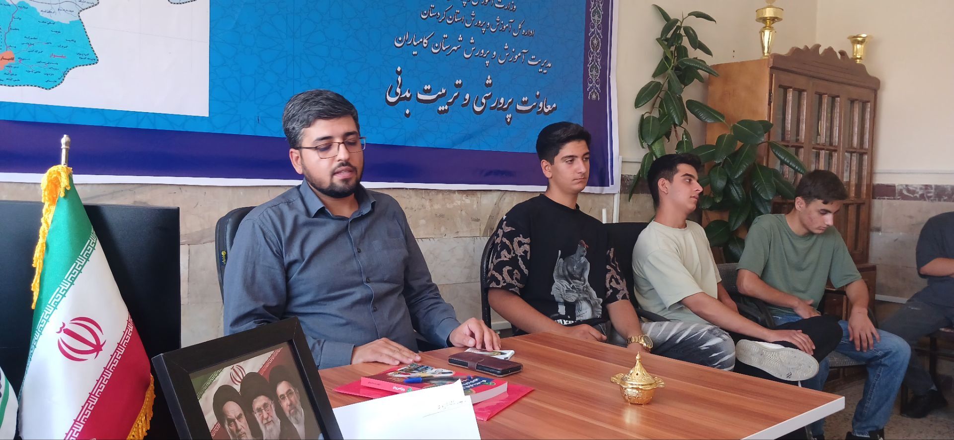  نشست هم اندیشی رئیس سازمان دانش آموزی کردستان با روسای شورای دانش‌آموزی مدارس کامیاران 