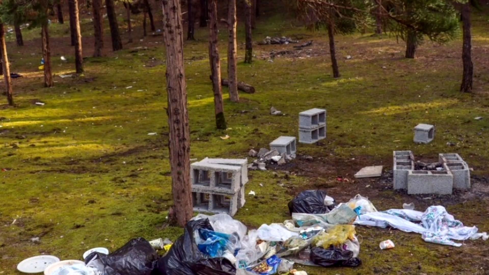 زباله‌گردانی در طبیعت شهر سامان 