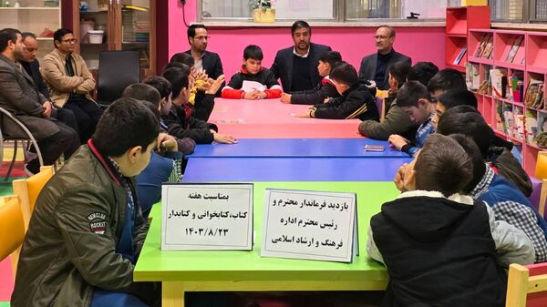 بازدید دانش‌آموزان و مسئولان از کتابخانه شهید بهشتی آشخانه