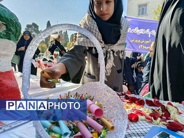 حضور دانش آموزان شیرازی درغرفه‌های فرهنگی راهپیمایی 13 آبان