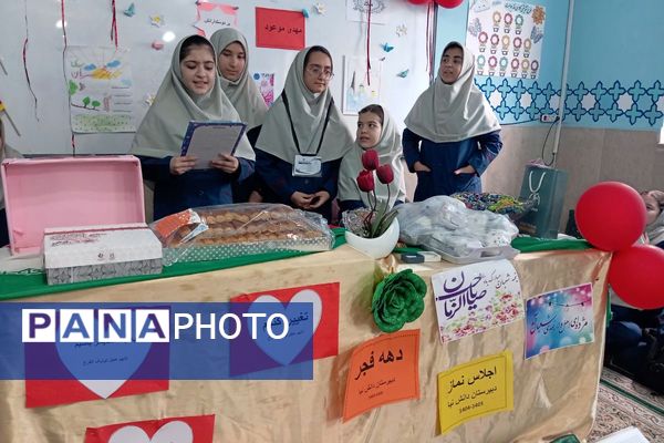 آیین گرامیداشت دهه فجر و اهدای جوایز در دبیرستان دانش‌نیا