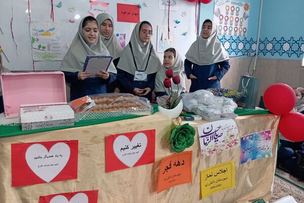 آیین گرامیداشت دهه فجر و اهدای جوایز در دبیرستان دانش‌نیا