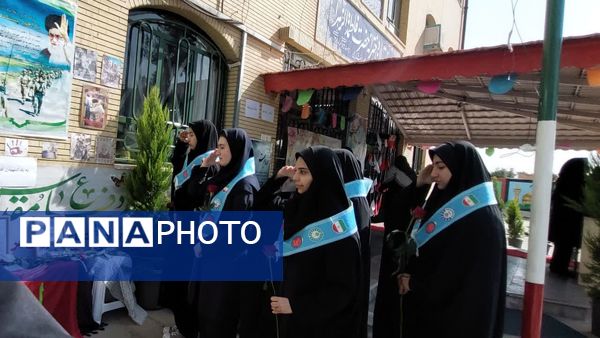 آیین گرامیداشت هفته دفاع مقدس در دبیرستان حضرت زهرا ناحیه ۶
