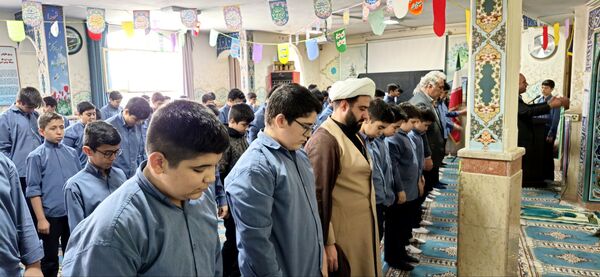 نمازجماعت پایه هشتم مدرسه زمانی با حضور مدیر آموزش و پرورش منطقه ۱۹ 