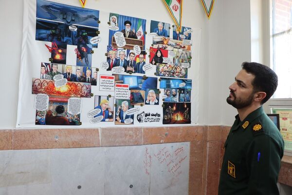 نمایشگاه «مدرسه انقلاب» در دبیرستان فاطمه پزشکی ناحیه ۴ کرج