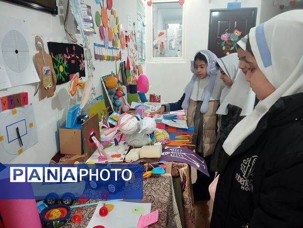 جشنواره بازی و یادگیری همزمان با ایام الله دهه فجر در دبستان وحدت