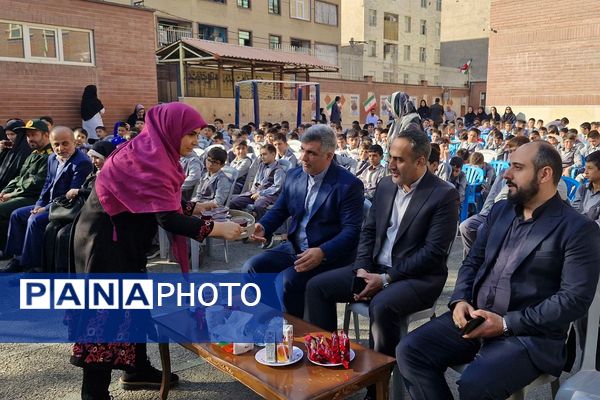 رزمایش کمک مومنانه و تهیه لوازم التحریر برای دانش‌آموزان و خانواده‌های بی بضاعت در ناحیه 2 شهرری 