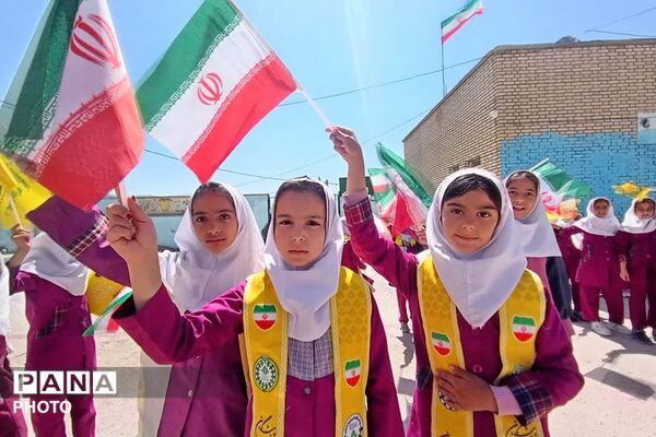 مراسم چهلمین روز شهدای دانش‌آموز مدرسه شجره طیبه میناب در دبستان ام البنین دیشموک