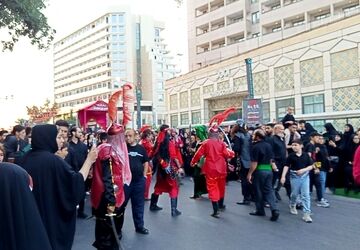 حرکت دسته‌های عزاداری در  روز تاسوعای حسینی در مشهد