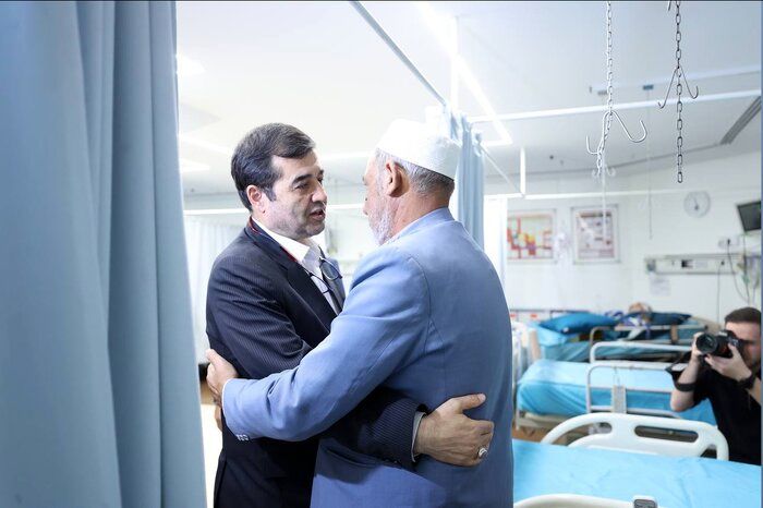 دنیامالی پس از عیادت صابر کاظمی: مردم دعا کنند/ از هر لحاظ کنار خانواده‌اش هستیم