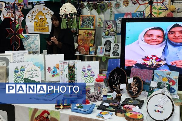 برگزاری نمایشگاه «افق‌های روشن» در دبستان حکمت ناحیه دو شهرری 