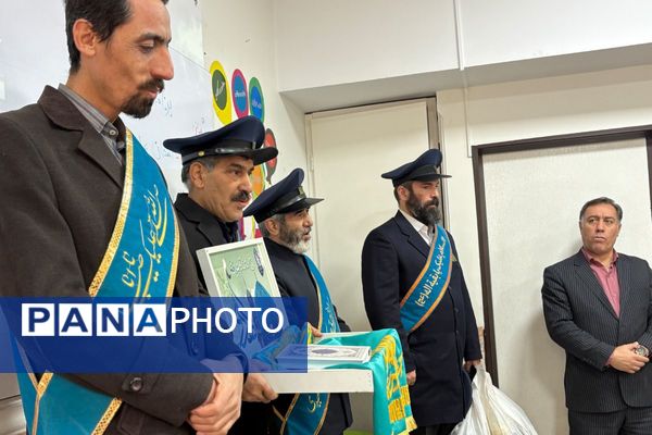 خادمان مسجد جمکران پرچم متبرک را به مدرسه شهید همت آوردند