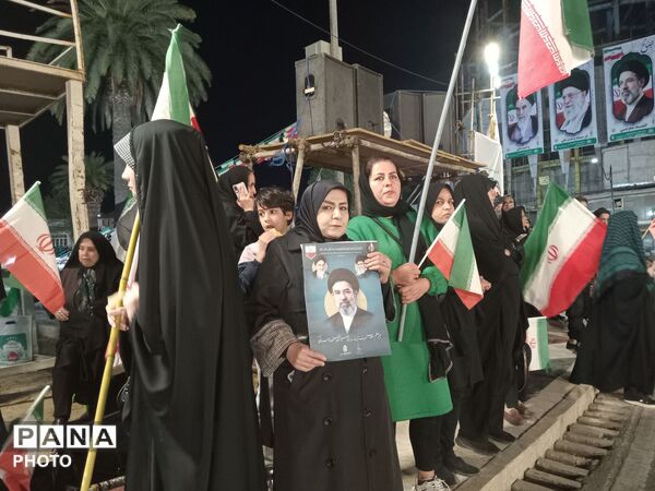 مردم گرگان همچنان در میدان های شهر 
