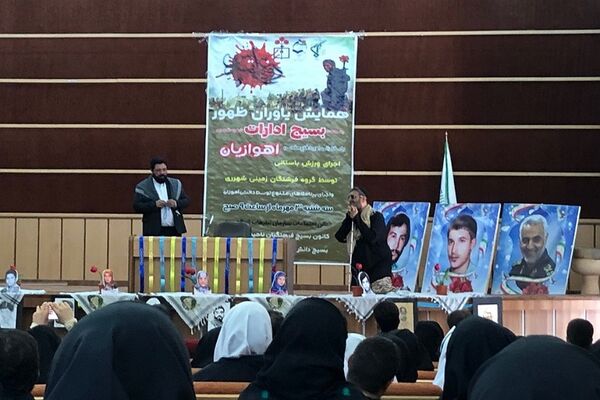 حضور دانش‌آموزان و مسئولان در یادواره شهدا دفاع مقدس ناحیه 2 شهرری 