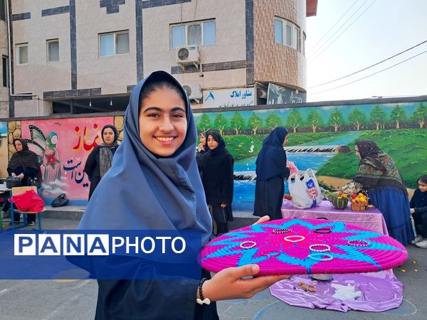 بازارچه دست‌ساخته‌های دانش‌آموزی در دبیرستان بهار آزادی قائمشهر