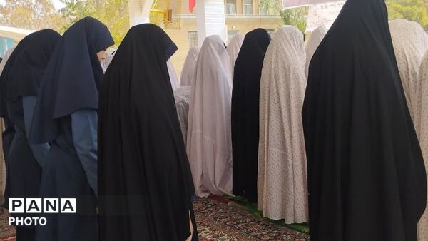 برگزاری باشکوه نماز جماعت در دبیرستان دخترانه کوثر