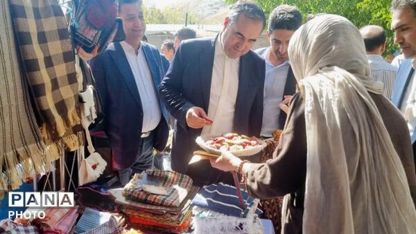 رونق اقتصاد روستایی و معرفی ارقام انگور در جشنواره هزاوه