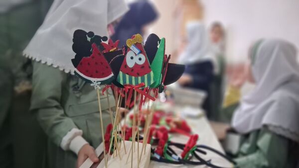 بازارچه مادر دختری با دست‌سازه‌های دانش‌آموزی 